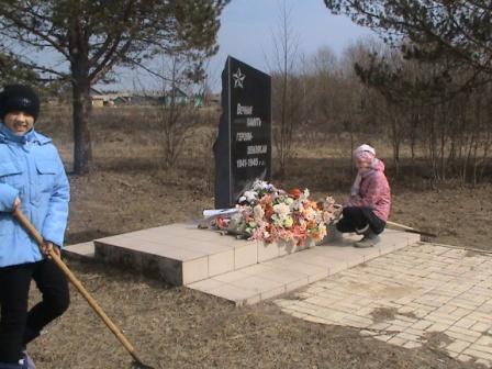 Уборка у памятника